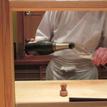 鮨 さかい - 堺さんに注いで貰ってます