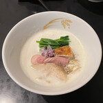 麺者すぐれ - 名古屋コーチン泡白湯。ラーメンとは思えぬオシャレさ。