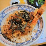 加辺屋 - 天丼。でっかい海老天が二つ。野菜の天ぷらなどは無しです。