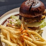 Tequila's diner - バーガーにはポテト、コールスロー、ピクルスがつく