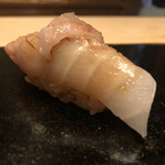 鮨 なかむら - 石鯛の腹身にエンガワを乗せて