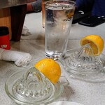 豚太郎 - 生レモンサワーとガラス製レモン絞り