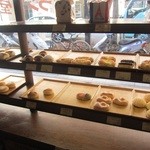 フランス屋 - 仕上がりの美しいパンがならんどる！