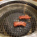 萬まる - ガスコンロ　中落ちカルビ　焼き