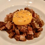 焼肉 ジャンボ - ローストビーフユッケ。とろーり卵とご飯が進むタレ