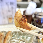 大阪王 - ラー油の底だまり部分 オン焼餃子 リフト