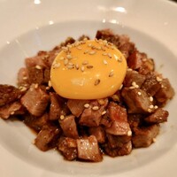 焼肉 ジャンボ はなれ - ローストビーフユッケ。とろーり卵とご飯が進むタレ