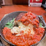 おや鶏・串焼きとレモンサワー なると - 自家製チーズin鶏ハンバーグトマトソースと共に