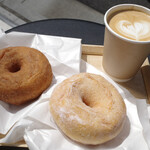 Haritts donuts&coffee - シナモン(210円)、クリームチーズ(290円)、カフェラテ(450円)