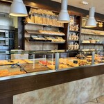 Gagliasso Il Fornaio Pasticcere - Pizze rustiche(複数形、素朴なピッツァ)が数種類並ぶ。パン、焼き菓子、生ケーキもある