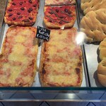 Gagliasso Il Fornaio Pasticcere - Pizze rustiche(素朴なピッツァ)の値段は、15.5€/kg の量り売り
