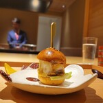 鳥匠いし井ひな - タンドリーチキンチーズバーガー