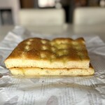 Gagliasso Il Fornaio Pasticcere - 更に二枚に切り分けて包んでくれた