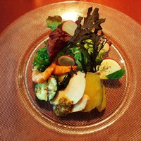 Ristorante 美郷 - カプレーゼや海老のマリネなど、オーソドックスだけど安定感ある前菜盛り合わせ、サラダも色々なリーフが使われ新鮮！