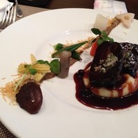 ルカンケ - 【メイン】黒毛和牛ホホ肉のカシス煮込みジャガイモのピュレと温野菜5点
                