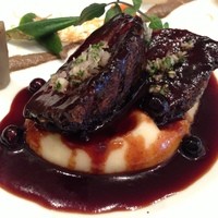 ルカンケ - 【メイン】黒毛和牛ホホ肉のカシス煮込み5点ジャガイモのピュレがたっぷり❤
                