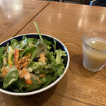 山本のハンバーグ - サラダと野菜ジュース
