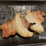 やきとりや平 - バラ玉（160円）玉ねぎが特徴的！