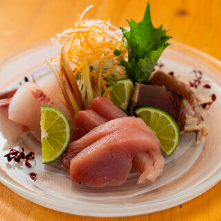 新鮮なお刺身やこだわりの肉料理。徳島・四国の食材を味わう