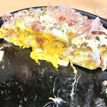 お好み焼き tsukiyama - ブタ玉の目玉焼きトッピングの断面