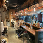 酒場ニホレモ - 店内・１階はカウンターのみ
