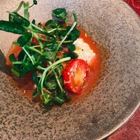 GLICINE di ACQUA PAZZA - トマトとモッツァレラチーズ。クレソン？の香りがとてもよいアクセント。