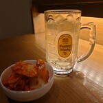 立ち飲みトラ寅 - ハイブォ〜と牛角キムチ♪