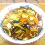 Chuuka Ryourikishiura - サッカーメン、ラーメンに辛い八宝菜がかかったオリジナルラーメンらしい。
                      ものすごく旨かった！