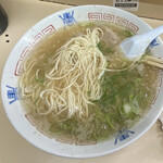 八ちゃんラーメン - 麺は細麺でオーダー時に硬さをリクエストできます。