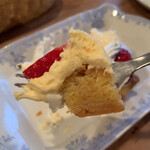 ラ・テイエ - イチゴタルト、フォーク上げ