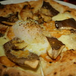 RIGOLETTO　TAPAS　LOUNGE - 黒アワビ茸とスカモルツァ・半熟卵のビスマルクピザ