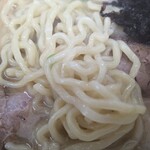 麺屋 よしすけ - 麺はこんな感じ
      麺量は150gちょいかな
      ご飯食べないなら大盛りが良いかも