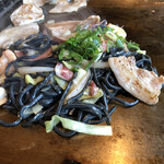 源氏本店 - 釜揚げ竹炭ブラックミックス焼きそば並　¥1133 税込