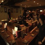 てっぺん 渋谷 男道場 - カウンター席　＊人気のカウンター席。目の前で作るお料理やパフォーマンスを楽しめるお席です。