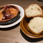 原価ワインとお肉料理 クエント - タコとエビのアヒージョ　バケット付