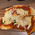原価ワインとお肉料理 クエント - マルゲリータ（Bが一切れとったあと）