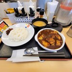 松屋 - 柔らかく煮込まれたチキンがごろごろ、少しピリ辛で美味しかった、飲んだ翌日なので味噌汁も良いです