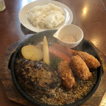 Furuhausu - ハンバーグ＆カキフライのランチセット　これにサラダ、スープ、ライス、野菜ジュースが付いて@1,550円