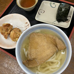 手打の味 小泉 - うどん（きつねトッピング）＋鮭おにぎり＋唐揚げ2コ