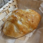 クックハウス  - 新玉ねぎパン　もっちり塩バターパンに泉州玉ねぎを練りこんであり玉ねぎの甘さと塩バターが美味しい