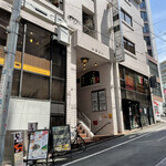 チェイスコ - お店の入る豊田ビル、お店は階段を上がって2階の右手