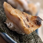 肴屋 魚まる - シャリ極少にて。喉黒を戴きます。皮目パリ中しっとり。