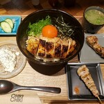 CHIKICHIKI - 鶏丼セット1500円。焼鳥2本つき！