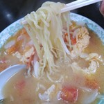 小平飯店 - ランチA.トマトラーメンと半ライス700円(税込)
            優しい味わいの塩スープですが物足りなさはなく、不思議と麺との相性も良いです！
            タバスコと粉チーズも合うんだけど原型を壊したくない…悩ましい一杯です。