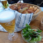 トレトレボン！ - ランチのパン、サラダ、ちびビール
