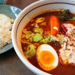 らっきょ大サーカス - 今回の料理を上から。
            海苔が乗ったスープカレーはレア。