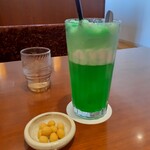 ユトリ珈琲店 - クリームソーダ(豆菓子つき)　500円税込