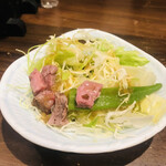 肉処くろべこや - くろべこローストビーフ丼・鬼（サラダ）