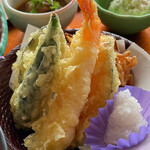 レストラン梅の里 - メインの天ぷらです。海老、ナス、カボチャ、オクラ、かき揚げでした。