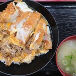 資さんうどん - 牛・カツとじ丼(味噌汁付き)860円
